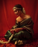 saniya-iyappan-in-green-saree-with-blouseless-look-003