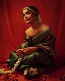 saniya-iyappan-in-green-saree-with-blouseless-look-004