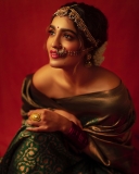 saniya-iyappan-in-green-saree-with-blouseless-look-006