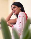 saniya-iyappan-in-white-cotton-saree-with-love-print-design-photos-001