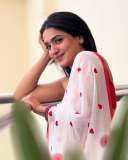 saniya-iyappan-in-white-cotton-saree-with-love-print-design-photos-003