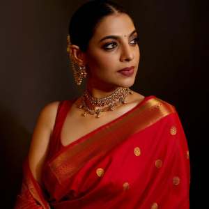 actress-santhi-priya-mayadevi-in-red-pattu-saree-with-red-blouse-combo-photos-001