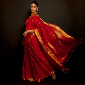 actress-santhi-priya-mayadevi-in-red-pattu-saree-with-red-blouse-combo-photos-002