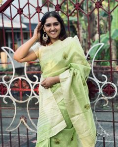 sanusha-santhosh-new-photos-in-green-saree-001