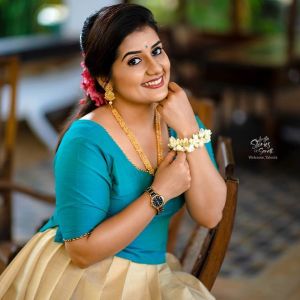 actress sarayu mohan photos-003