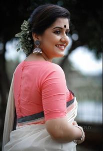 actress sarayu mohan photos-005