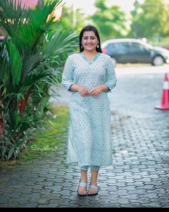 sarayu-mohan-in-green-printed-top-photos-005