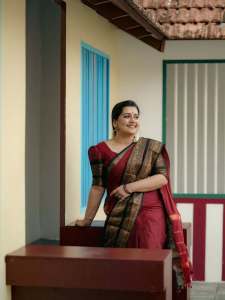 sarayu-mohan-in-kanchipuram-saree-simple-look-photos-002