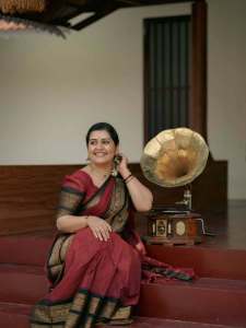 sarayu-mohan-in-kanchipuram-saree-simple-look-photos-003