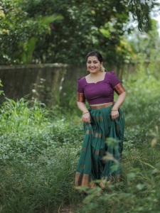 sarayu-mohan-in-onam-pattu-pavadai-blouse-designs-photos-001