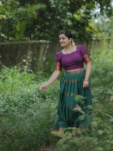 sarayu-mohan-in-onam-pattu-pavadai-blouse-designs-photos-002