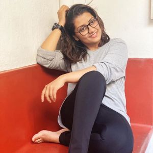 sarayu mohan latest pics8987-002