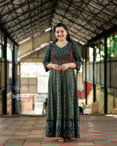 sarayu-mohan-photoshoot-at-temple.webp-003