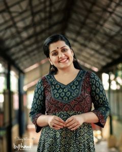 sarayu-mohan-photoshoot-at-temple.webp-004