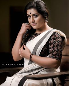 sarayu mohan saree-002