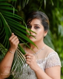 sarayu-mohan-in-green-printed-top-photos-001