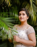 sarayu-mohan-in-green-printed-top-photos-002