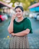 sarayu-mohan-in-green-printed-top-photos-008