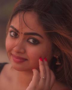1_shaalin-zoya-in-red-lipstick-photo-003