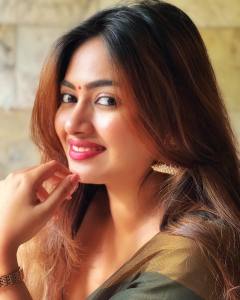 shaalin-zoya-in-black-saree-photos