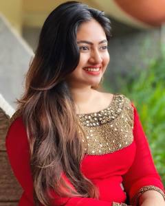 shaalin-zoya-in-blood-red-churidar-photos-002