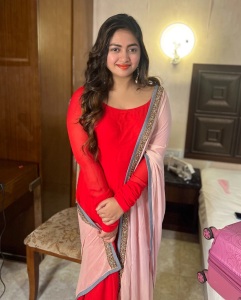shaalin-zoya-in-dark-pink-churidar-with-baby-pink-shawl-photos-001