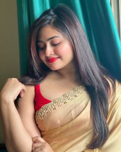 shaalin-zoya-in-golden-saree-with-red-sleeveless-wide-neck-photos-005