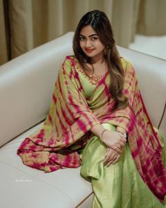 shaalin-zoya-in-pista-green-churidar-photos-002