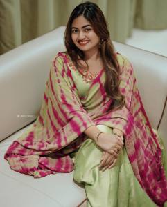 shaalin-zoya-in-pista-green-churidar-photos-005