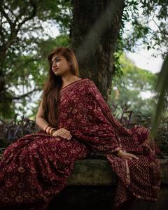 shaalin-zoya-in-printed-maroon-saree-photos-003