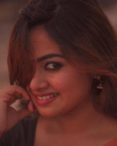 shaalin-zoya-in-red-lipstick-photo-005