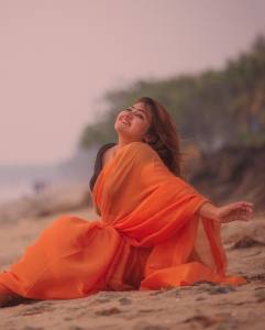 shaalin-zoya-in-red-lipstick-photo-007
