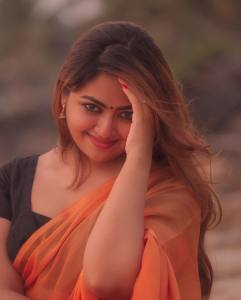 shaalin-zoya-in-red-lipstick-photo-008