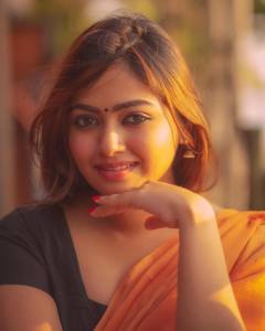 shaalin-zoya-in-red-lipstick-photo-009