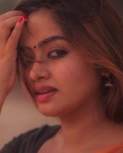 shaalin-zoya-in-red-lipstick-photo-010