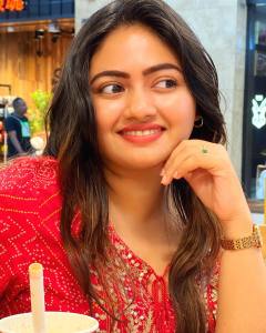 shaalin-zoya-in-vibrant-colour-lipstick-photos-001