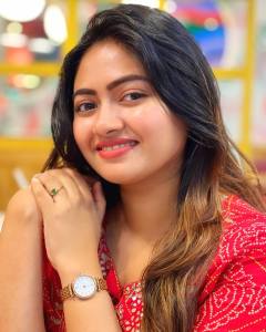 shaalin-zoya-in-vibrant-colour-lipstick-photos-002