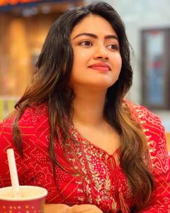 shaalin-zoya-in-vibrant-colour-lipstick-photos-003