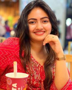shaalin-zoya-in-vibrant-colour-lipstick-photos-004