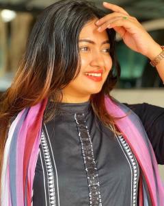 shaalin-zoya-in-vibrant-colour-lipstick-photos-005
