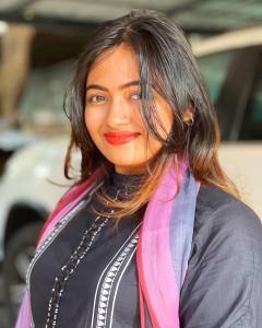 shaalin-zoya-in-vibrant-colour-lipstick-photos-006