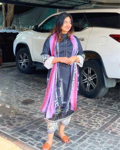 shaalin-zoya-in-vibrant-colour-lipstick-photos-007