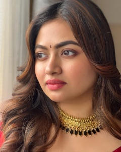 shaalin-zoya-in-violet-and-red-combo-pattu-saree-and-makeup-ideas-photos