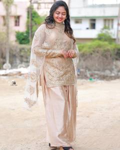 shalin-zoya-latest-pic-in-fashion-dress-002
