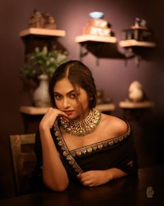 shalin-zoya-photos-in-black-saree-002