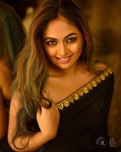 shalin-zoya-photos-in-black-saree-003
