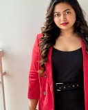shaalin-zoya-in-red-blazer-with-black-pants-and-inner-style-photos-003