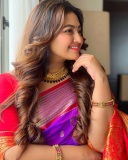 shaalin-zoya-in-violet-and-red-combo-pattu-saree-and-makeup-ideas-photos-004