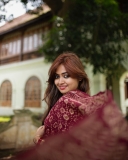 shaalin-zoya-in-printed-maroon-saree-photos-001