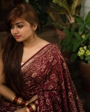 shaalin-zoya-in-printed-maroon-saree-photos-005